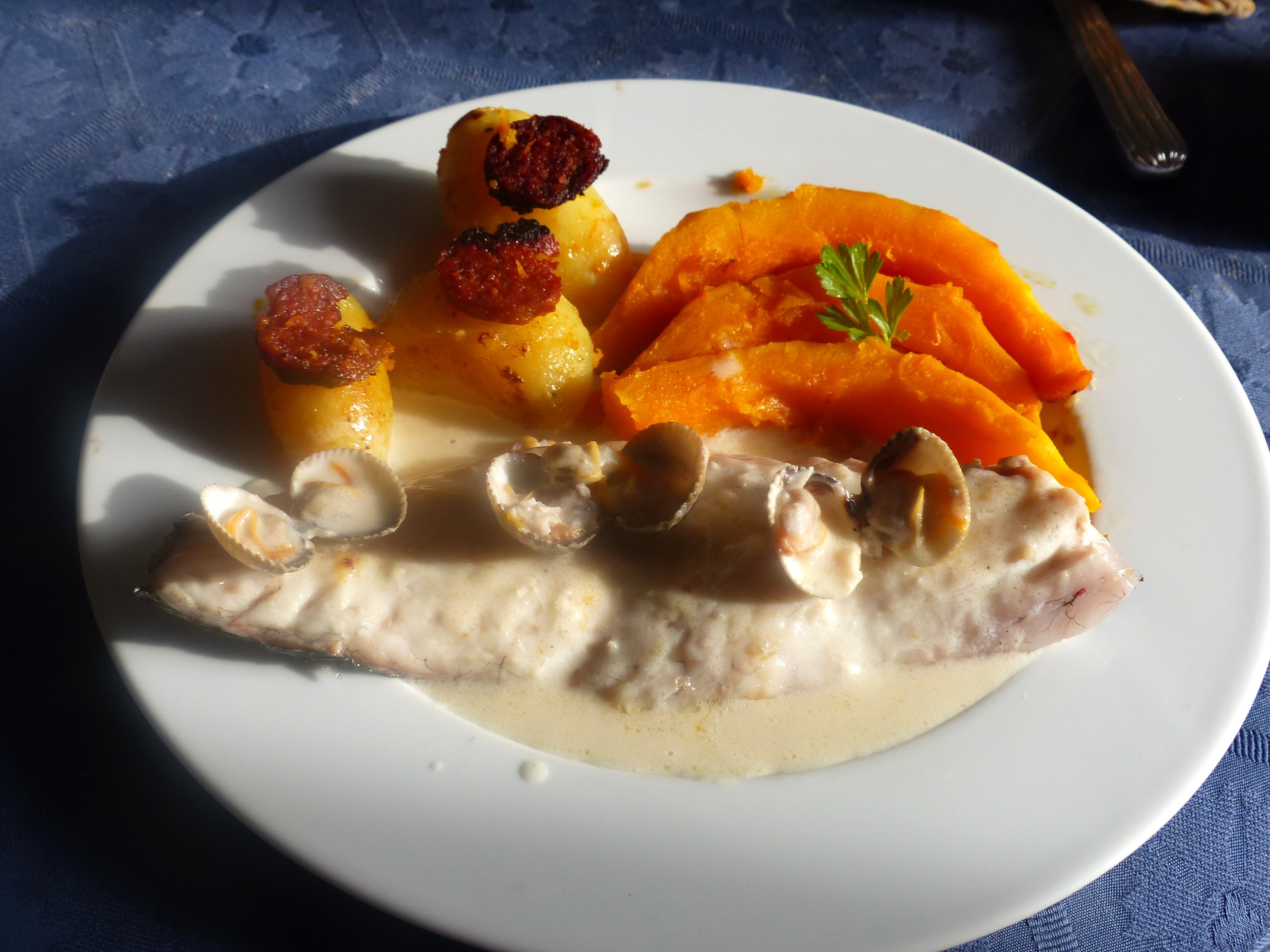 Filets de bar au jus de coques, rates et chorizo – CVOUSLECHEF – Le Blog